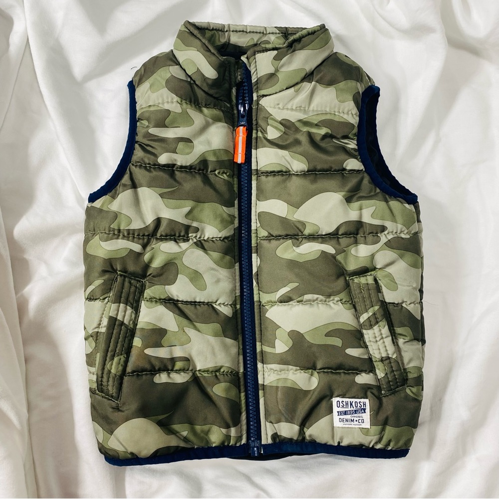 OshKosh B’Gosh Lightweight Green Camo Vest Size 3T Trimmed in Navy Pockets EUC